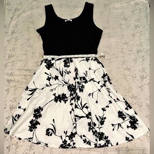 Vetior Black and White Floral Dress
